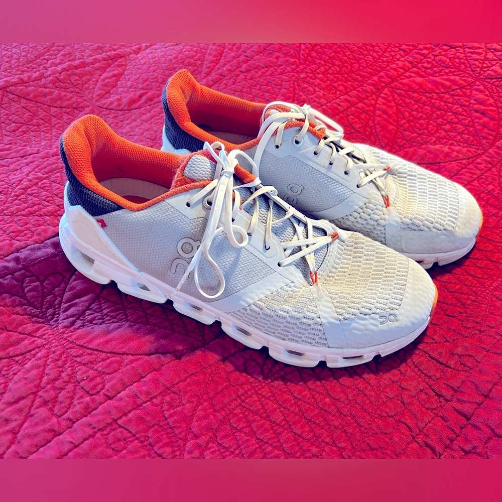 ON CLOUD MENS 9.5/43